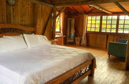 Guatape Cottage | Guatape Cabaña with lake exit and stone view