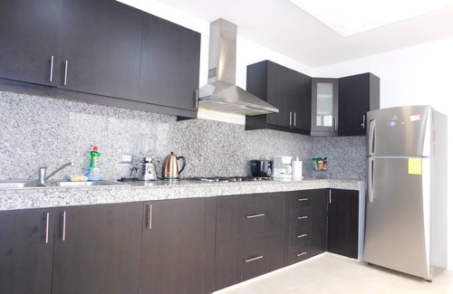 Guayaquil House | Guayaquil large commercial-tourist sector house, 40 minutes from beaches.