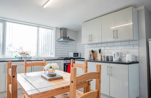 Bradford House | Guest Homes | Beautiful 5 bed in Bradford