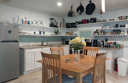 Leeward Settlement House | Guest House 2 bedrooms & 2 baths near Grace Bay Beach & Long Bay Beach.