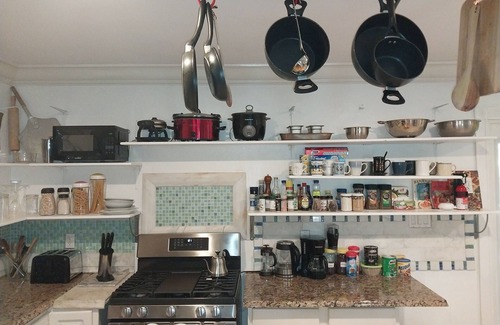 Leeward Settlement House | Guest House 2 bedrooms & 2 baths near Grace Bay Beach & Long Bay Beach.