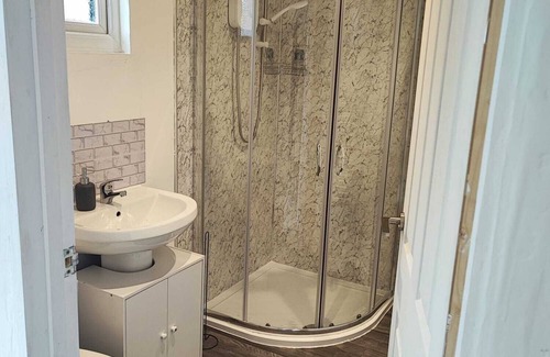 Andover Apartment | Guest House is Located in Andover. Suitable for Singles/Couples