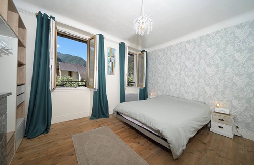 Auzat Bed & Breakfast | Guest House 'Jolie Chambre Au Calme À Auzat' with Mountain View