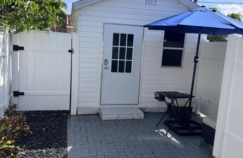 Hallandale Beach Cabin | Guest House Room in pleasant Hallandale Beach with AC, WiFi and Private Entrance