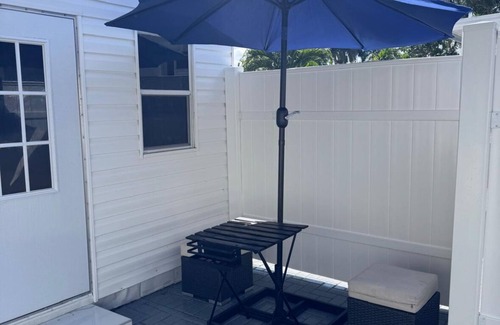 Hallandale Beach Cabin | Guest House Room in pleasant Hallandale Beach with AC, WiFi and Private Entrance