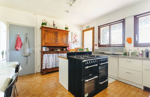 Genouille Bed & Breakfast | Guest Room 'Emeraude' with Shared Pool, Wi-Fi and Air Conditioning
