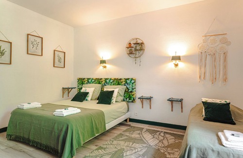 Genouille Bed & Breakfast | Guest Room 'Emeraude' with Shared Pool, Wi-Fi and Air Conditioning