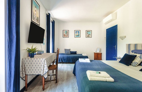 Genouille Bed & Breakfast | Guest Room 'Saphir' with Lake View, Wi-Fi and Air Conditioning