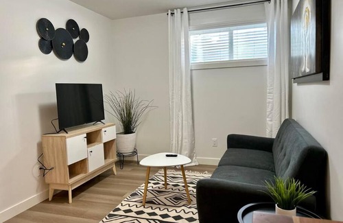West Edmonton Apartment | Guest Suite in West Edmonton I WEM 10 Minutes I Rivercree Casino 3 Minutes