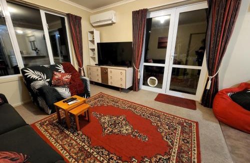 Oamaru Apartment | Guest Suite with private entry own kitchen and bathroom