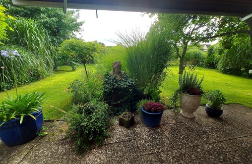 Region Hannover District House | Guesthouse Burgdorf Well-kept vacation home with a beautiful garden in a central location