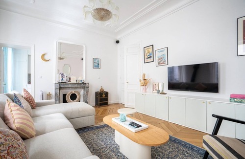 Quartier de la Porte-Saint-Denis Apartment | GuestReady - A classic touch of Parisian glamour