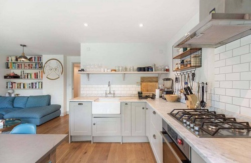 Leabridge Apartment | GuestReady - Lovely family retreat in London