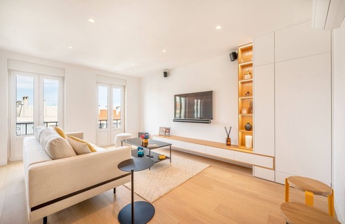 Santa Engracia Apartment | GuestReady - Lush atmosphere in Lisbon