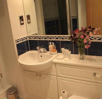 Queenhithe Apartment | GuestReady - Relaxing Ensuite Room with Balcony