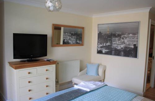 Queenhithe Apartment | GuestReady - Relaxing Ensuite Room with Balcony