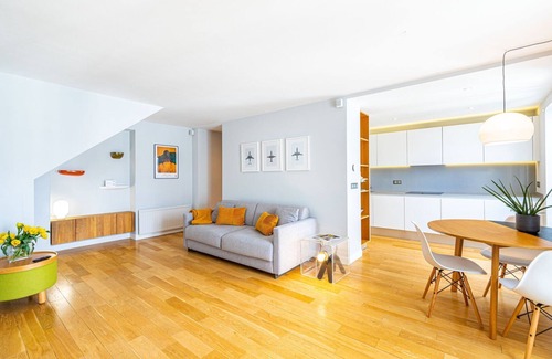 Porte-Saint-Martin Apartment | GuestReady - Vibrant and retro at République