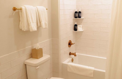 Elk Rapids Apartment | Guestroom - 1 King Su