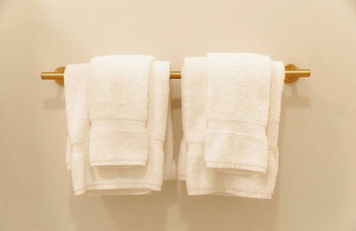 Elk Rapids Apartment | Guestroom - 1 King Su
