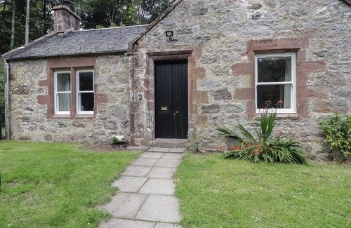 Heights of Achterneed Cottage | GUNROOM COTTAGE, pet friendly, with a garden in Strathpeffer