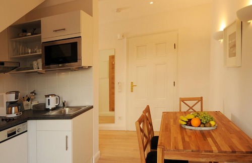 Garz/Rugen Apartment | Gutshaus Zicker, apartment no. 8 - fireplace, terrace, large garden