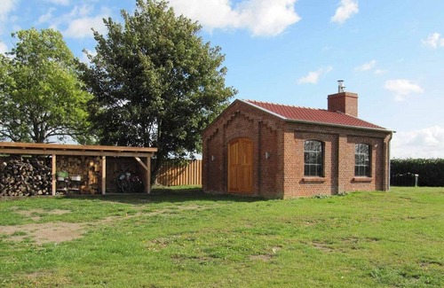 Garz/Rugen Apartment | Gutshaus Zicker, apartment no. 8 - fireplace, terrace, large garden