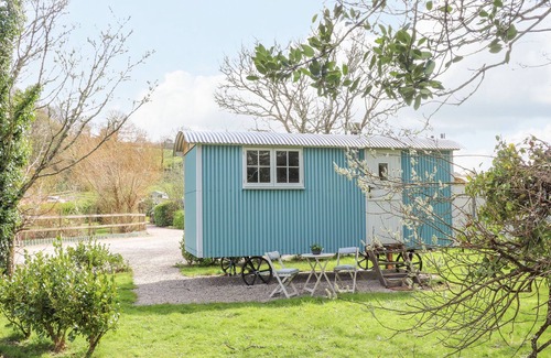 Hayle Cottage | GWITHIAN SHEPHERDS HUT, romantic, with open fire in Hayle