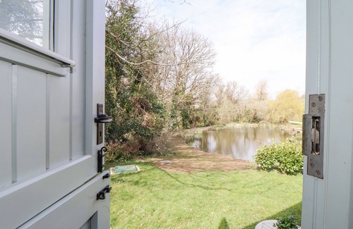 Hayle Cottage | GWITHIAN SHEPHERDS HUT, romantic, with open fire in Hayle