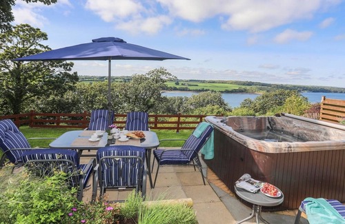 Y Felinheli Cottage | GWYLAN UCHAF, pet friendly, with hot tub in Y Felinheli