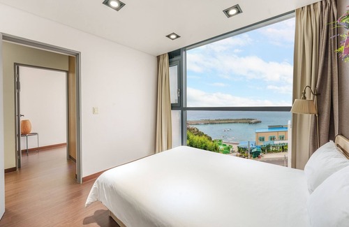 Gyeongju House | Gyeongju Wave Dokchae Poolvilla Pension