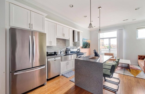 Near West Side Apartment | Gym | Garage Parking | Balcony | Sleeps 6