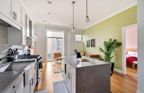 Near West Side Apartment | Gym | Garage Parking | Balcony | Sleeps 6