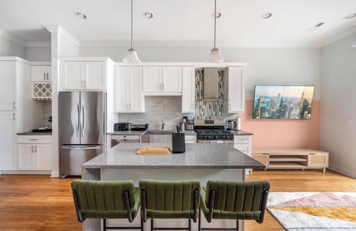 Near West Side Apartment | Gym | Garage Parking | Balcony | Sleeps 6