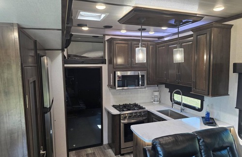 Yellville House | Gypsy Soul Glamping Escape – Upscale 5th Wheel Retreat with Mountain Views