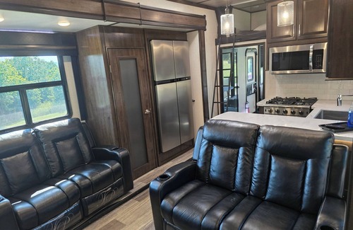 Yellville House | Gypsy Soul Glamping Escape – Upscale 5th Wheel Retreat with Mountain Views