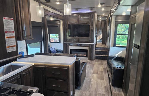 Yellville House | Gypsy Soul Glamping Escape – Upscale 5th Wheel Retreat with Mountain Views