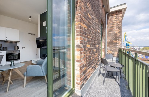 Wismar Apartment | Hübsches Apartment mit Balkon, Hafenblick und Saunanutzung in Erstklassiger Lage