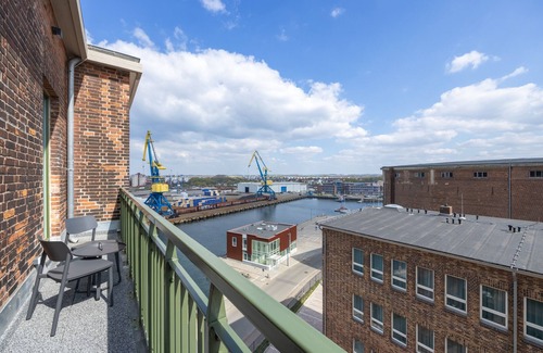 Wismar Apartment | Hübsches Apartment mit Balkon, Hafenblick und Saunanutzung in Erstklassiger Lage
