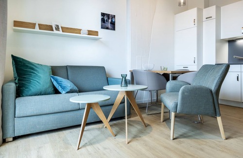 Wismar Apartment | Hübsches Apartment mit Balkon, Hafenblick und Saunanutzung in Erstklassiger Lage