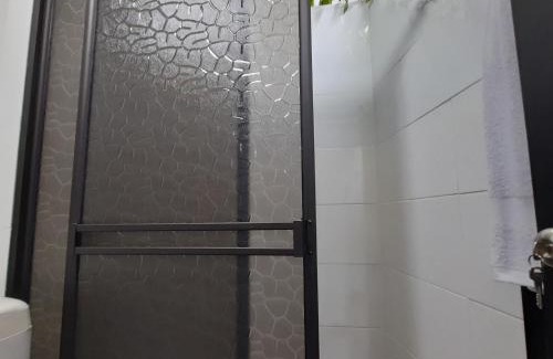 San Javier House | Habitación 303 con baño privado cerca a laureles