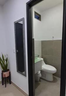 San Javier House | Habitación 303 con baño privado cerca a laureles