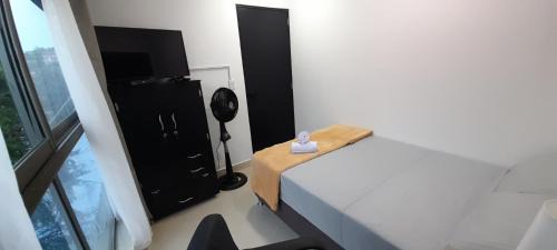 San Javier House | Habitación 303 con baño privado cerca a laureles