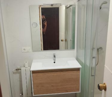 Camino de Ronda House | Habitación amplia y luminosa