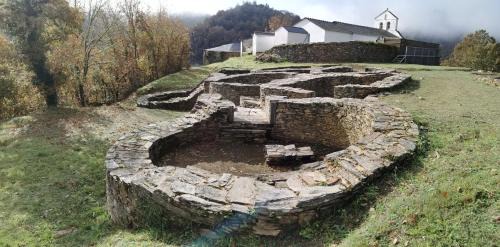 Navia de Suarna Apartment | Habitación Cuadruple con derecho a Barbacoa y patio