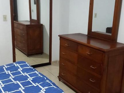 Quito Apartment | Habitación independiente con baño completo dentro de la habitación, sector jipijapa, por la plaza de toros Quito, parqueadero, tiene Internet, agua caliente