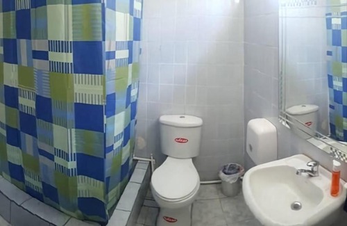 Quito Apartment | Habitación independiente con baño completo dentro de la habitación, sector jipijapa, por la plaza de toros Quito, parqueadero, tiene Internet, agua caliente