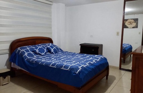 Quito Apartment | Habitación independiente con baño completo dentro de la habitación, sector jipijapa, por la plaza de toros Quito, parqueadero, tiene Internet, agua caliente