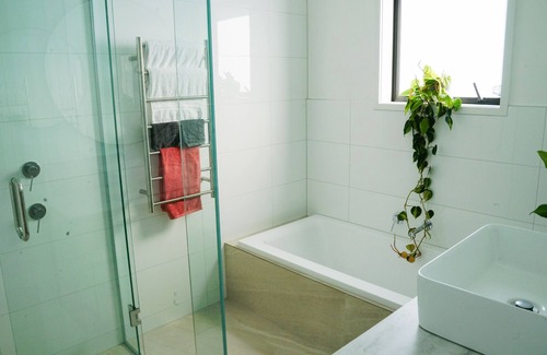 Hahei House | Hahei views, right on Cathedral Coves doorstep! New modern spacious home!
