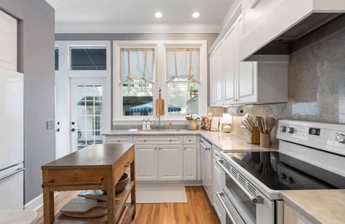 Haile Plantation House | Haile Hideaway | 3 Beds w/Crib + Hot Tub Near UF