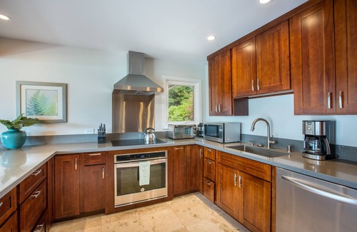 Portlock House | Hale Maunalua hillside hideaway with ocean views & pool - walk to Hanauma Bay